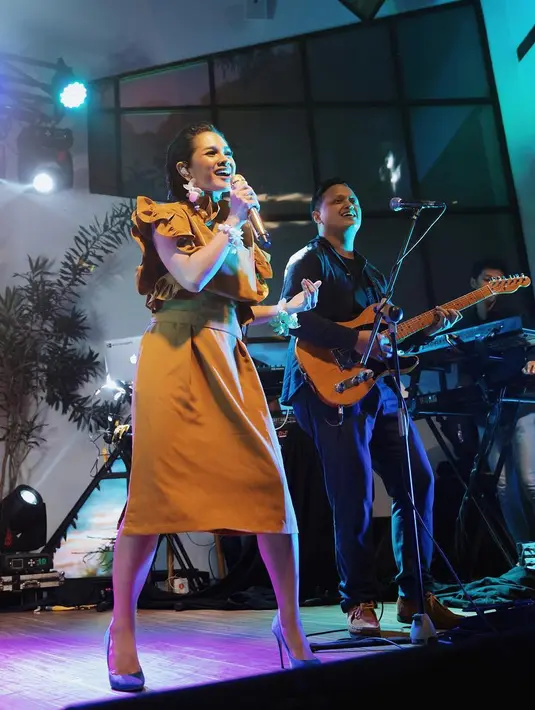 Style fashion ala Andien Aisyah yang colorful ini memang sangat indah untuk dilihat. Apalagi untuk seorang Andien yang selalu tampil di atas panggung bertemu dengan para penggemarnya. (Instagram/andienaisyah)