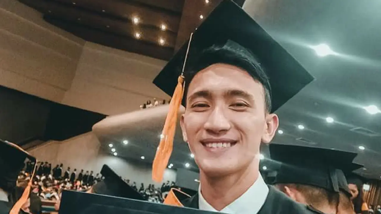 Orang Pertama dari Keluarganya yang Menjadi Sarjana