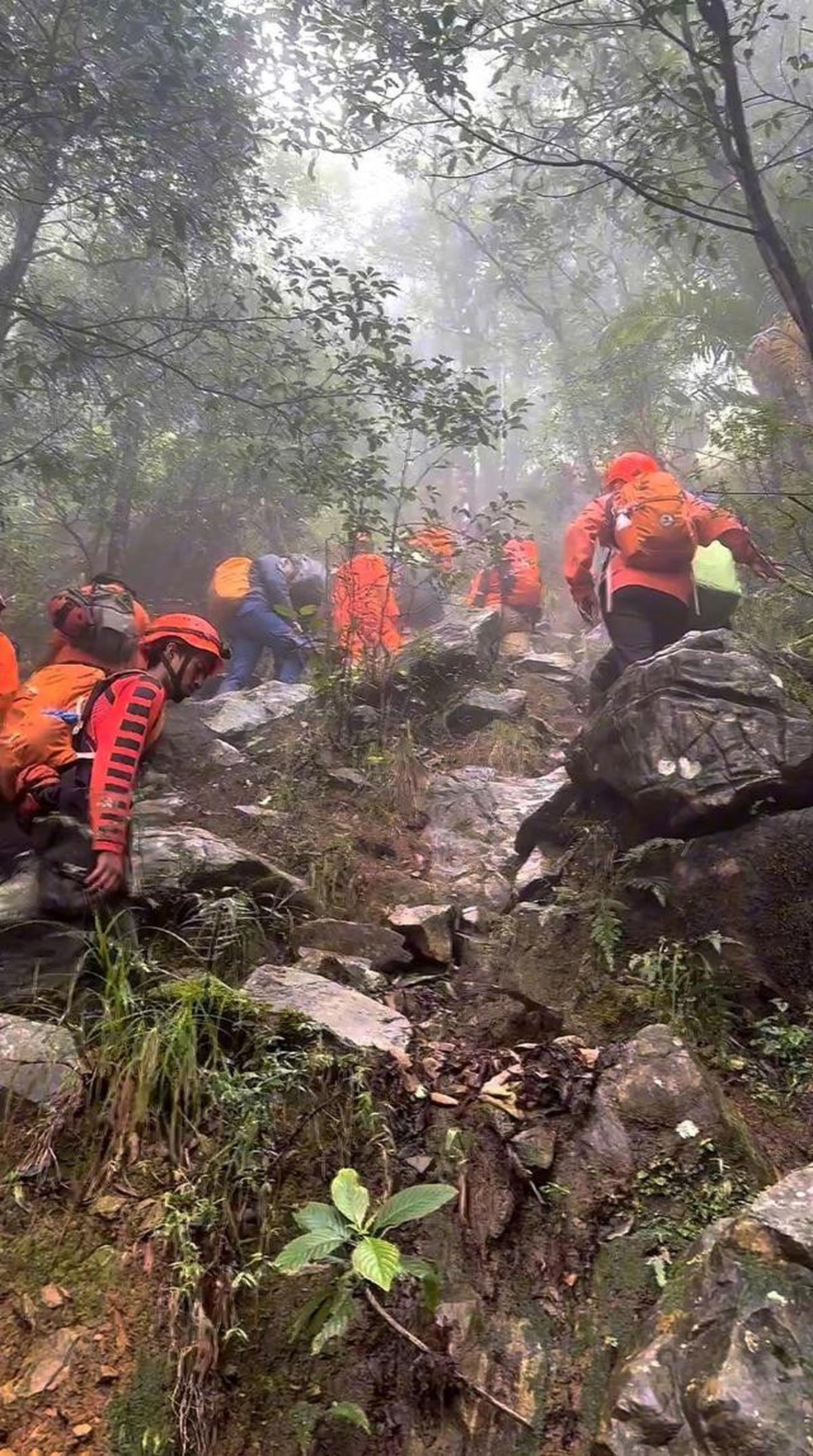 Perjuangan Tim SAR Gabungan Evakuasi Korban Pesawat ATR 42-500: Gelantungan di Helikopter hingga Tebing. Foto: Istimewa