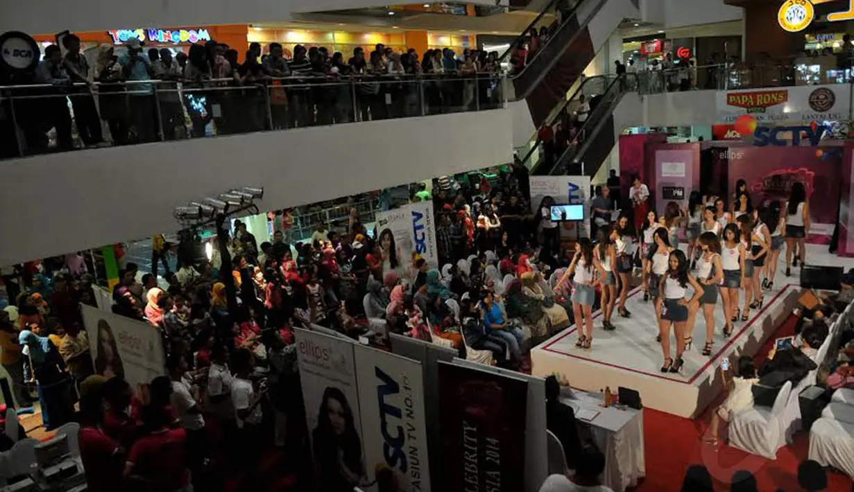 Ratusan masyarakat  menyaksikan aksi para gadis cantik yang mengikuti Audisi Miss Celebrity 2014 di Tunjungan Plaza, Surabaya   (Liputan6.com/Johan Tallo)