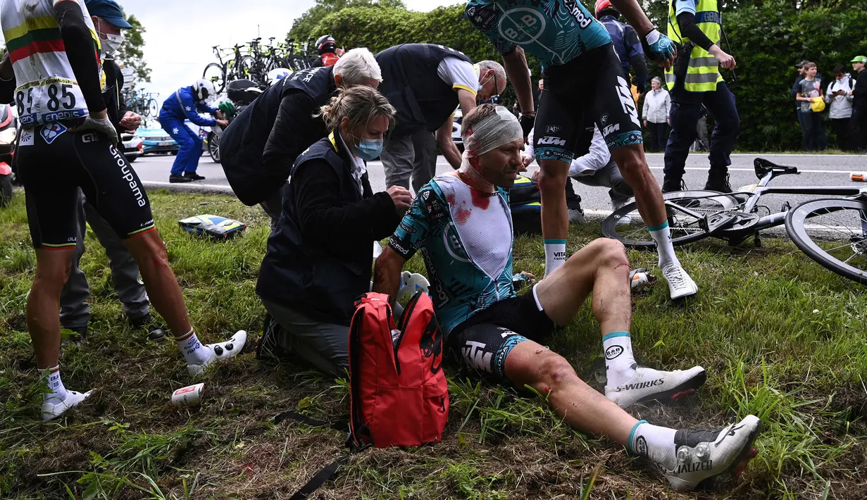 Direktur Tour de France, Christian Prudhomme menyampaikan keluhannya terkait insiden ini. Namun, suporter tersebut diketahui langsung melarikan diri stelah membuat kecelakaan masal ini. (Foto: AFP/Pool/Anne-Christine Poujoulat)