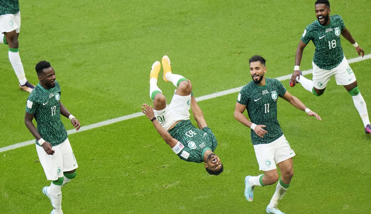 Arab Saudi baru saja membuat kejutan sekaligus mengukir sejarah usai menaklukkan Argentina di Piala Dunia 2022. Keberhasilan tersebut disambut bangga Raja Salman bin Abdulaziz Al Saud yang langsung mengumumkan hari libur nasional untuk merayakannya. (AP/Luca Bruno)