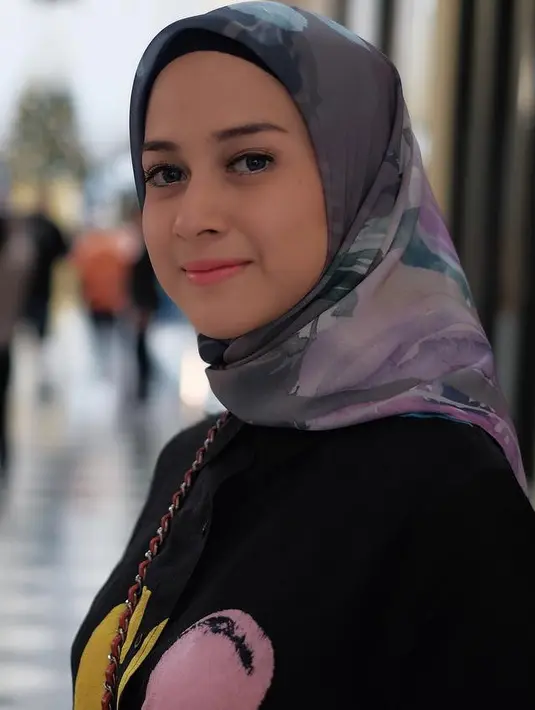 Nina Zatulini merupakan aktris Indonesia yang sudah terjun di dunia akting sejak lama. sejumlah judul sinetron dan film telah dibintanginya yang pastinya sangat berperan dalam membesarkan namanya. (Instagram/ninazatulini22)