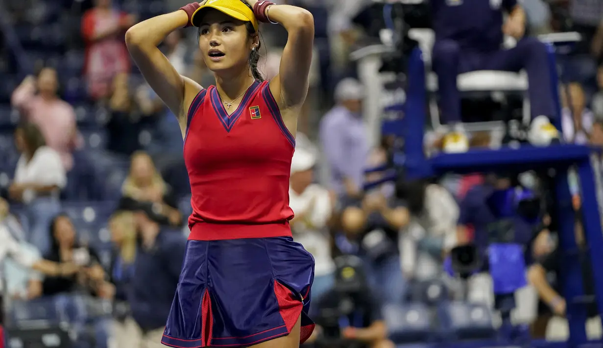 Ekspresi Petenis Inggris, Emma Raducanu setelah mengalahkan Maria Sakkari dari Yunani pada semifinal US Open 2021 di Arthur Ashe Stadium, New York, Jumat (10/9/2021). Capaiannya ke babak final US Open 2021 merupakan pertama dalam karirnya. (AP Photo/Frank Franklin II)