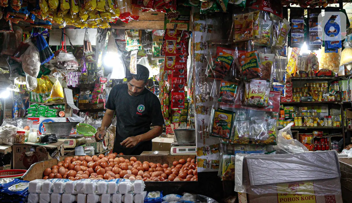 Pedagang menunggu pembeli di Pasar Tebet Timur, Jakarta, Rabu (11/8/2021). Pemerintah Provinsi (Pemprov) DKI Jakarta memutuskan untuk menjadikan sertifikat vaksinasi Covid-19 sebagai syarat memasuki berbagai tempat umum, termasuk pasar tradisional. (Liputan6.com/Faizal Fanani)