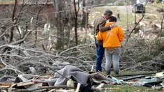 Gubernur Tennessee Bill Lee (kiri) berdoa bersama Kayla Cowen yang sedang mencari tetangganya setelah tornado menerjang Cookeville, Tennessee, Amerika Serikat, Selasa (3/3/2020). Tornado yang menerjang Tennessee menewaskan 25 orang. (AP Photo/Mark Humphrey)