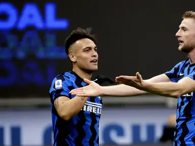 Pemain Inter Milan Skriniar (kanan) merayakan golnya ke gawang Atalanta pada pertandingan Serie A di Stadion San Siro, Milan, Italia, Senin (8/3/2021). Inter Milan menang 1-0. (AP Photo/Luca Bruno)