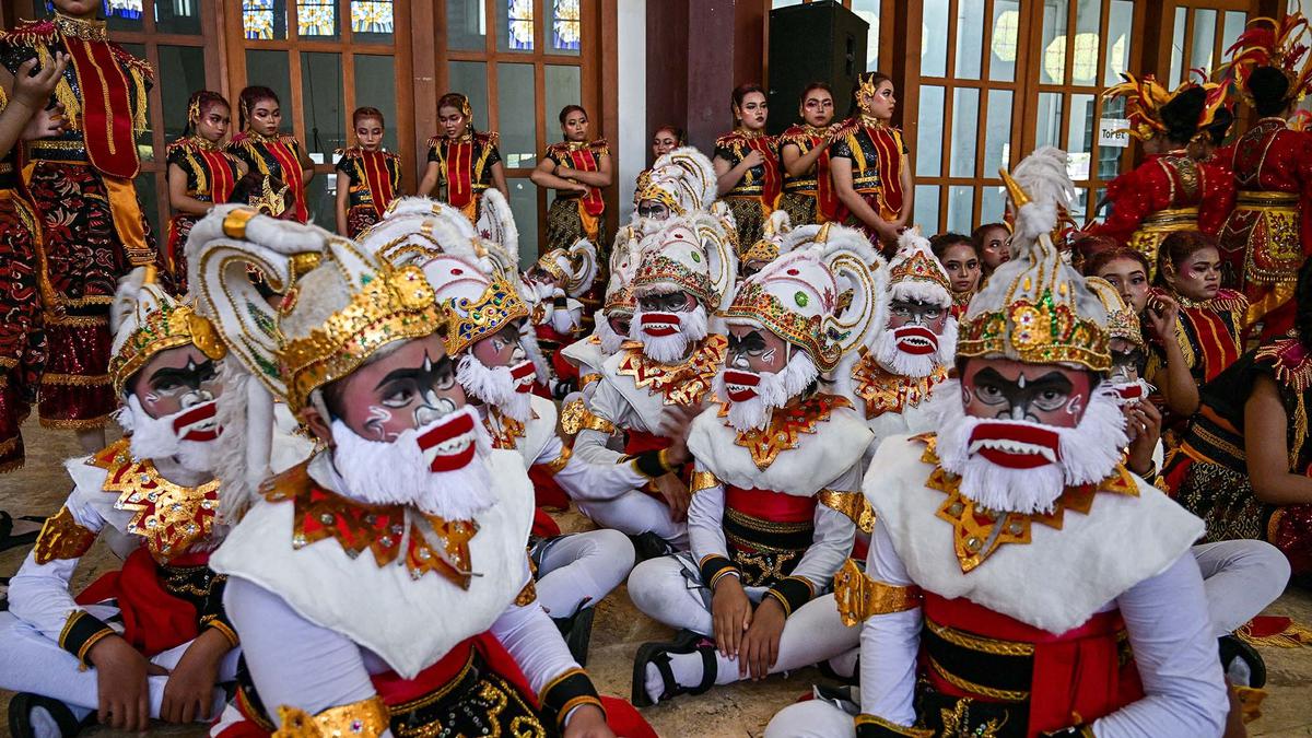 Kemeriahan Festival Remo Yosakoi di Surabaya