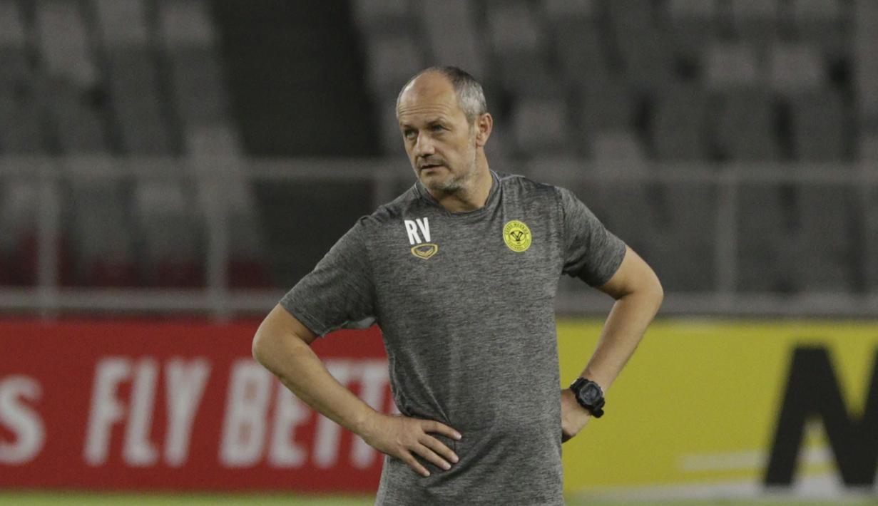 Pelatih Ceres-Negros, Risto Vidakovic, saat sesi latihan jelang laga Piala AFC di SUGBK, Jakarta, Senin (22/4). Ceres-Negros akan berhadapan dengan Persija Jakarta. (Bola.com/M Iqbal Ichsan)