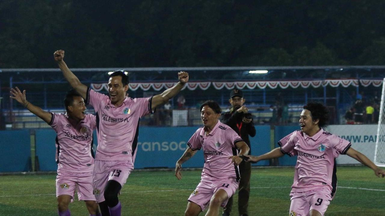 Tim Selebriti FC terdiri dari para artis hingga mantan pesepak bola. Selain Darius, ikut hadir Raffi Ahmad, Augie Fantinus, Iko Uwais, Bastian Steel, Said Bajuri, Syamsir Alam, Atep, Budi Sudarsono hingga Cristian Gonzalez.