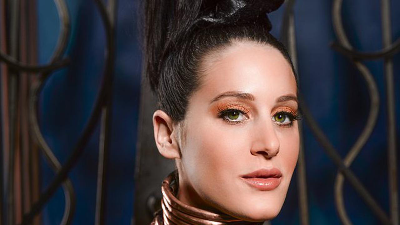 Terobsesi Miliki Leher Panjang, Sydney Dijuluki 'Wanita Jerapah'