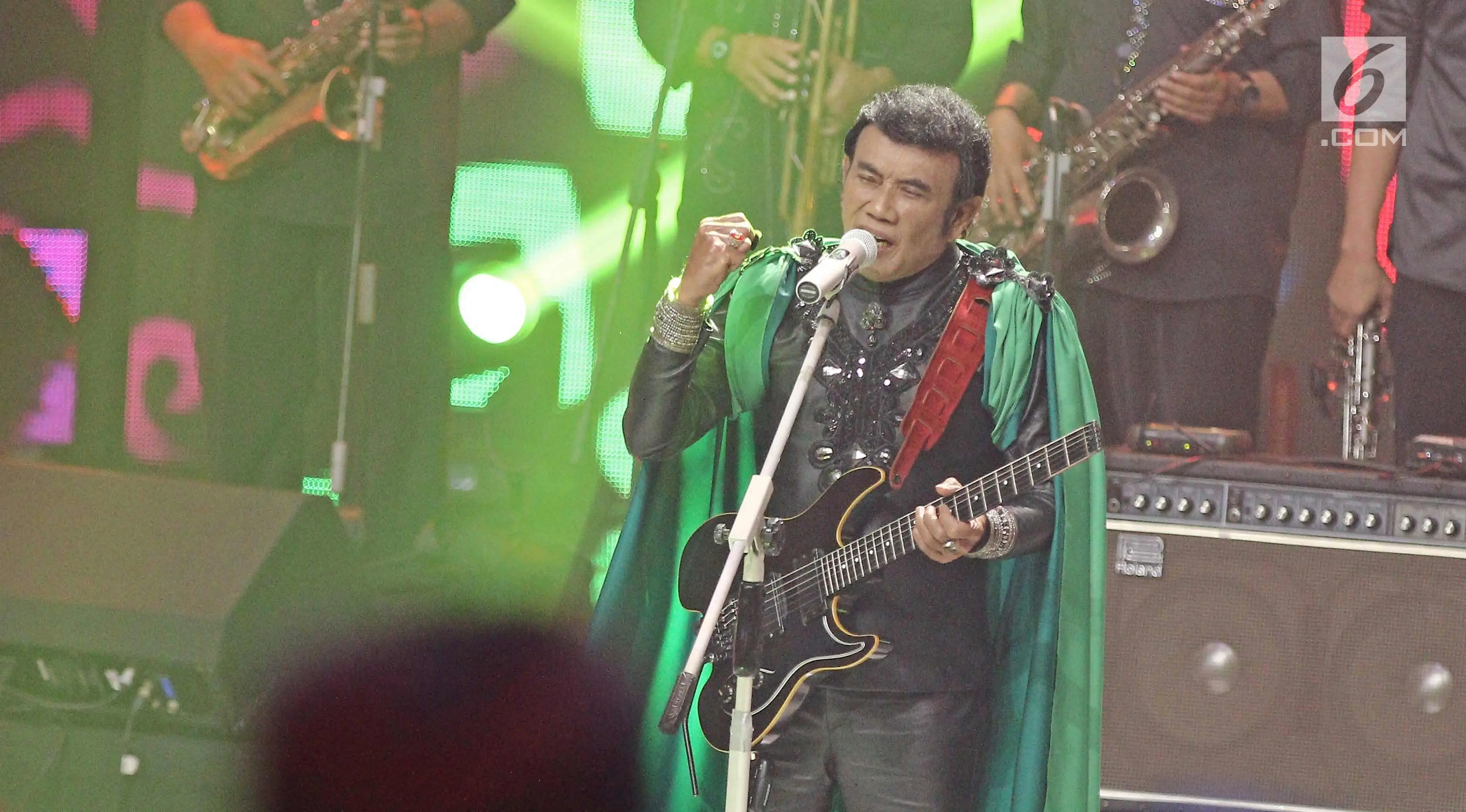 Aksi panggung penyanyi dangdut Rhoma Irama di acara ajang penghargaan Indonesia Dangdut Awards 2017 di Studio 6 EMTEK CITY, Jakarta, Jumat (13/10). (Liputan6.com/Herman Zakharia)