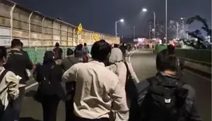 Ramai-ramai Warga Jalan Kaki di Jalur Langit karena TransJakarta Mogok