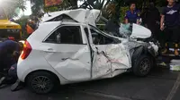 Bagian depan mobil nyaris tak berbentuk setelah terseret kereta api Prameks. (Liputan6.com/Fajar Abrori)