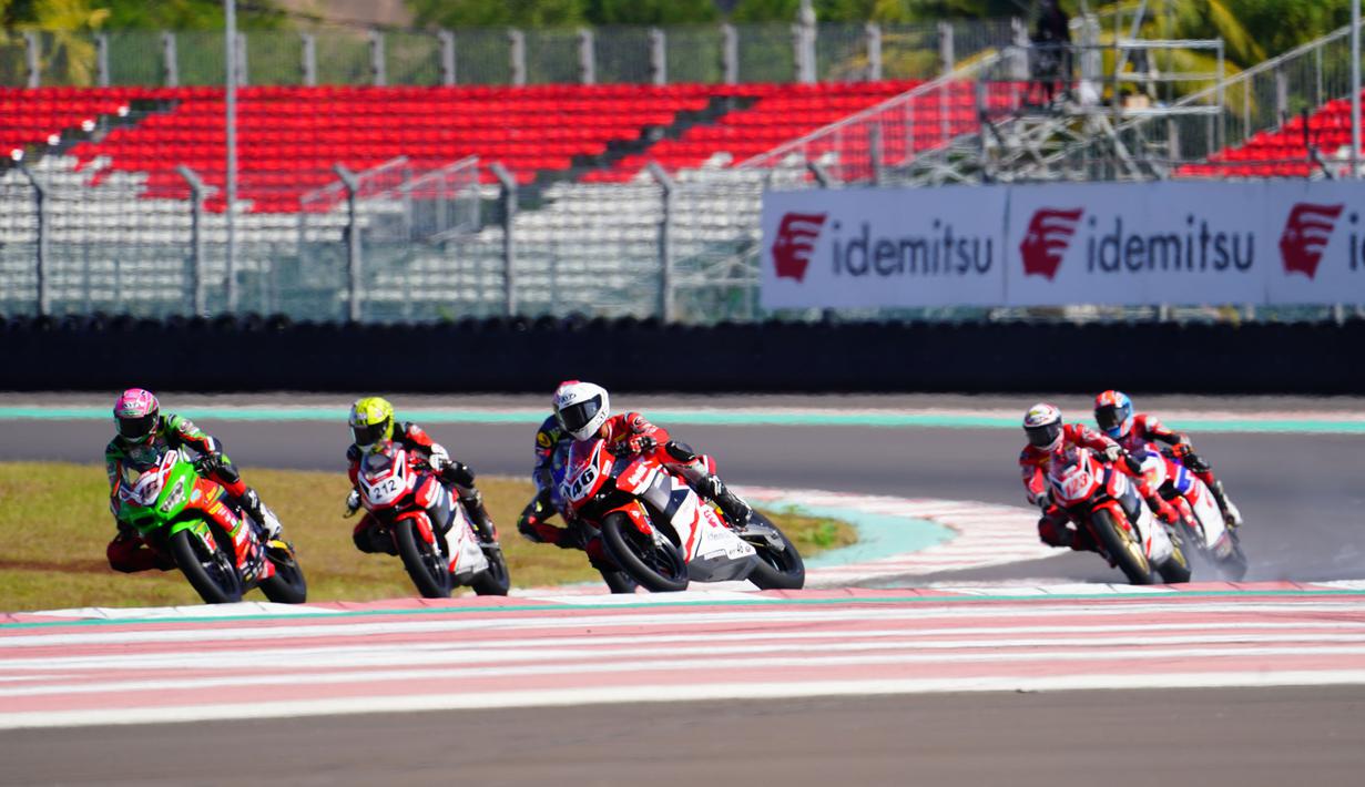 Pembalap Astra Honda Racing Team (AHRT), Herjun Atna Firdaus (tengah/46) memimpin balapan race kedua kelas AP250 pada seri keempat Asia Road Racing Championship (ARRC) Mandalika 2023 di Sirkuit Mandalika, Lombok, Minggu (13/8/2023). (Dok. AHRT)