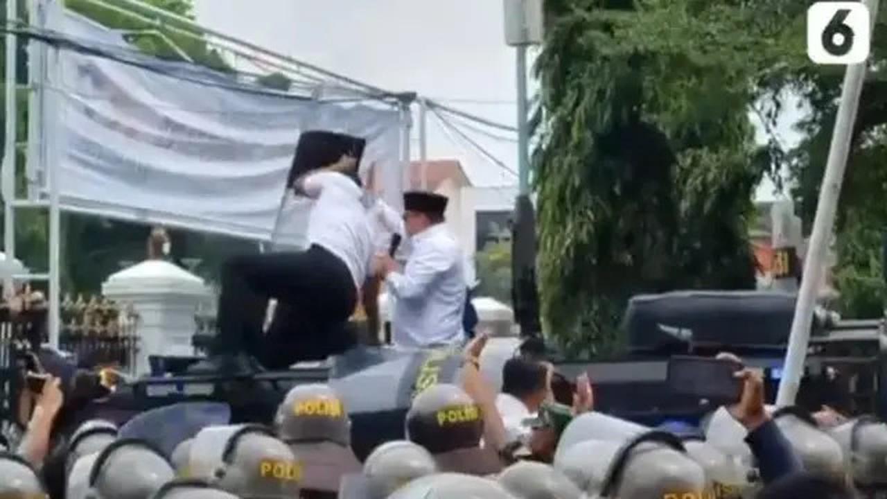 Dilempar Sandal dan Botol, Bupati Pati Dievakuasi Pakai Kendaraan Taktis