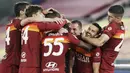 Para pemain AS Roma merayakan gol yang dicetak oleh Pedro ke gawang Lazio pada laga Liga Italia di Stadion Olimpico, Roma, Minggu (16/5/2021). AS Roma menang dengan skor 2-0. (AP/Andrew Medichini)