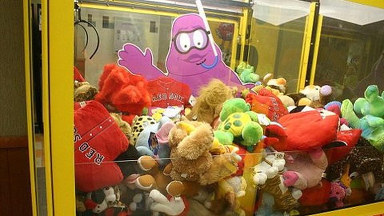 Ini alasan mengapa kamu susah main mesin capit boneka