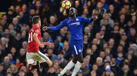 Pemain Manchester United, Ander Herrera (kiri) berduel dengan pemain Chelsea, Tiemoue Bakayoko pada lanjutan Premier League di Stamford Bridge, London, (5/11/2017). Chelsea menang 1-0. (AFP/Glyn Kirk)
