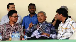 Ketua Umum PSSI, Djohar Arifin Husin hadir menyaksikan laga Timnas U-19 Indonesia kontra Semen Padang U-21 di Stadion Singaperbangsa, Karawang, Jumat (6/3/2015). Timnas U-19 Indonesia unggul 2-1 atas Semen Padang U-21. (Liputan6.com/Helmi Fithriansyah)
