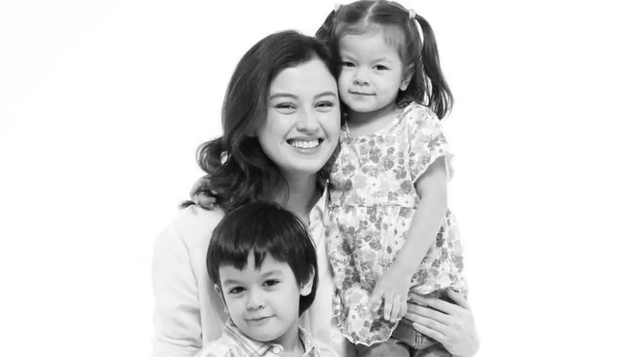 5 Potret Kebersamaan Kimberly Rider dengan Kedua Anaknya, Menggemaskan Penuh Momen (credit: instagram/kimbrlyryder).