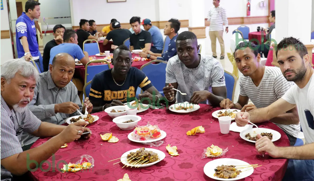 Pelatih T-Team, Rahmad Darmawan, dan para pemainnya yang pernah bermain di ISL seperti Makan Konate, Abdoulaye Maiga, dan Rohit Chand, saat makan malam bersama pemain T-Team lainnya, Senin (25/1/2016). (Bola.com/Nicklas Hanoatubun)