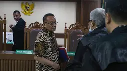 Dakwaan dibacakan langsung Jaksa Penuntut Umum pada persidangan di Pengadilan Tindak Pidana Korupsi (Tipikor), Jakarta, Selasa (18/11/2025). Tampak dalam foto, mantan sekretaris Mahkamah Agung (MA), Nurhadi (kedua kiri), berjalan usai mengikuti sidang di Pengadilan Tindak Pidana Korupsi (Tipikor), Jakarta, Selasa (18/11/2025). (merdeka.com/Arie Basuki)