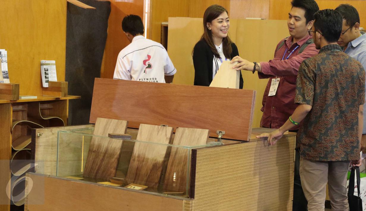 Salah satu peserta pameran Mega Build Technology  2016 memperkenalkan produknya kepada pengunjung, JCC, Jakarta, Jumat (18/3/2016). Mega Build Technology  2016 menghadirkan lebih dari 1.000 brand ternama. (Liputan6.com/Angga Yuniar)