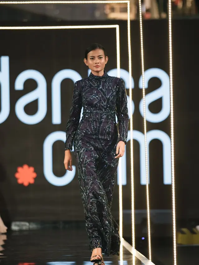Koleksi modest wear desainer asal Turki Rasit Bagzibagli di JMFW