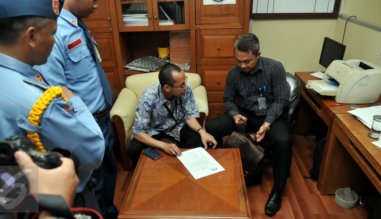 Penyidik KPK melakukan penggeledahan ruangan F-Partai Hanura Dewie Yasin Limpo di Gedung DPR,  Jakarta, Rabu (21/10). Dewie menjadi target operasi tangkap tangan terkait suap pemulusan proyek pembangkit listrik di Papua. (Liputan6.com/Johan Tallo)