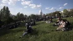 Orang-orang menikmati cuaca yang cerah di taman, beberapa jam setelah penguncian penuh selama 17 hari berakhir, di Ankara, Senin (17/5/2021). Saat ini infeksi di Turki telah turun menjadi kurang dari 15 ribu per hari dari sekitar 40 ribu pada awal lockdown pada akhir April (AP Photo/Burhan Ozbilici)