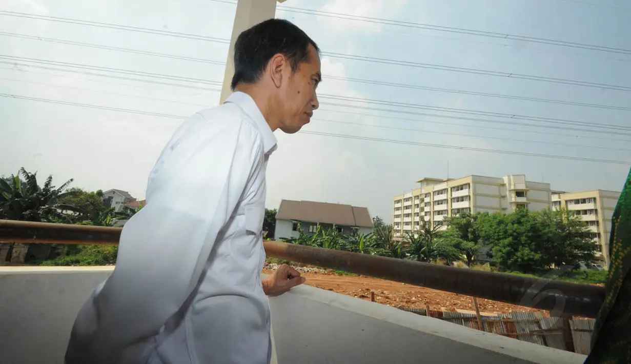 Jokowi saat berada di tower baru Rusun Cipinang Besar Selatan, Jakarta, Kamis (14/8/14). (Liputan6.com/Herman Zakharia) 