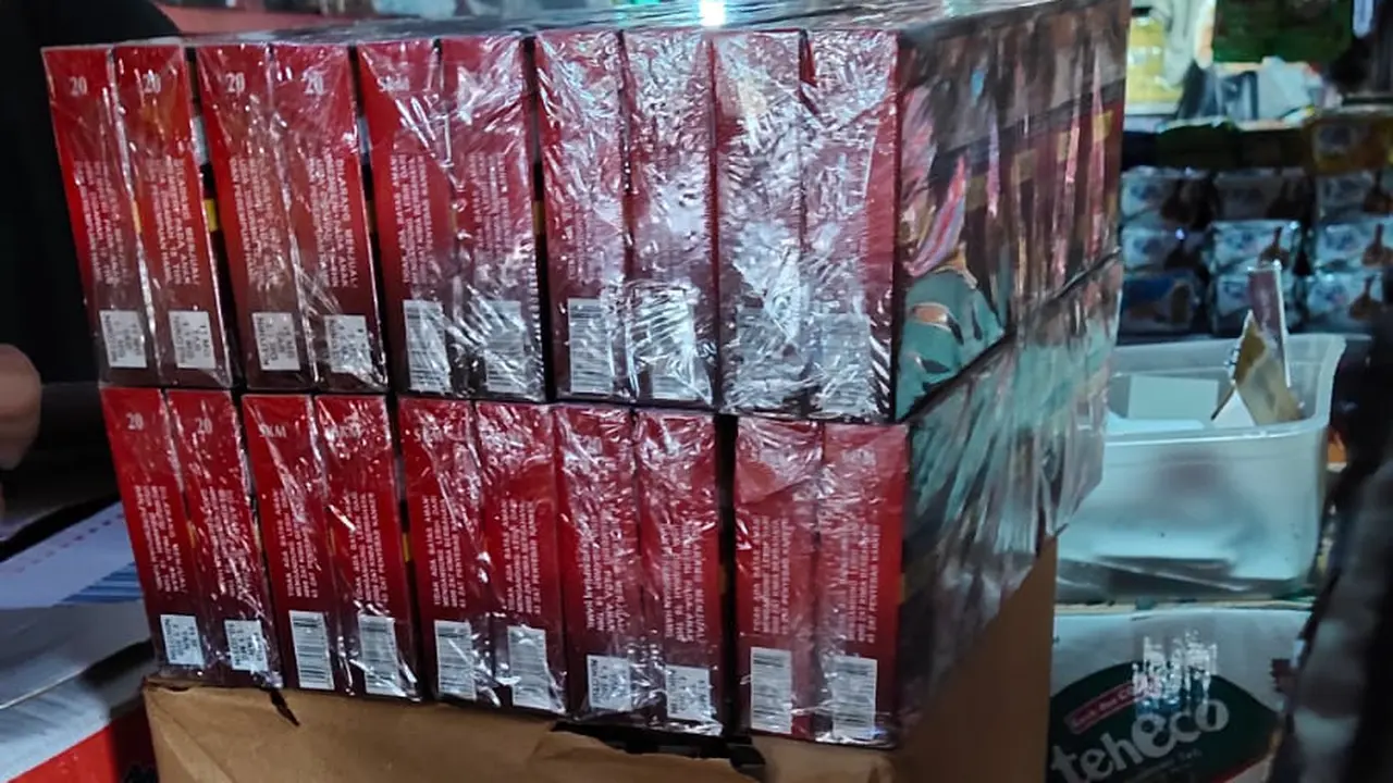 Satpol PP Garut, Jawa Barat, bersama Bea Cukai, berhasil menyita 45.660 batang rokok ilegal serta sebanyak 636 botol minuman beralkohol berbagai merek, di pantai selatan Garut. (Liputan6.com/Jayadi Supriadin)