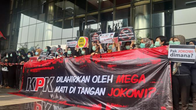 Pegawai KPK menggelar aksi menolak revisi UU KPK, Jumat (6/9/2019). (Liputan6.com/Delvira Chaerani Hutabarat)