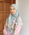 Sebagai pengguna hijab, Tika Bravani kerap tampil dengan gaya hijab super simple [@tikabravani]