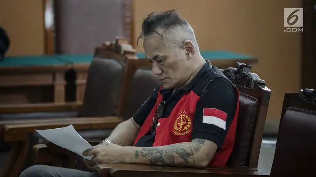 Tio Pakusadewo Hadiri Sidang