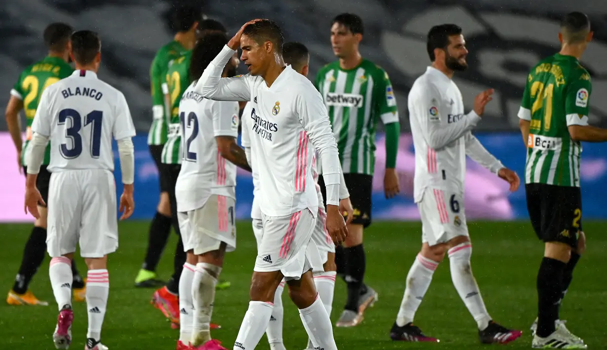 Ekspresi kecewa bek Real Madrid, Raphael Varane (tengah) usai ditahan imbang 0-0 Real Betis dalam laga lanjutan Liga Spanyol 2020/2021 pekan ke-33 di Alfredo Di Stefano Stadium, Madrid, Sabtu (24/4/2021). (AFP/Gabriel Bouys)