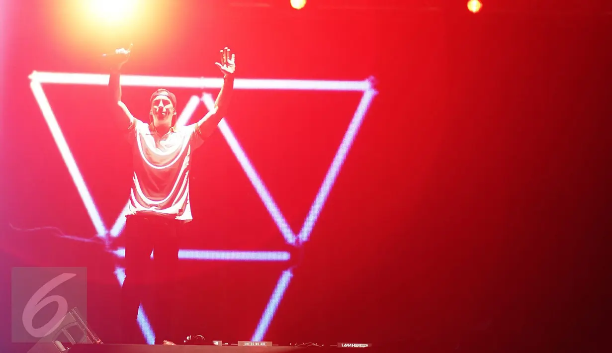 Dj Hardwell saat menyapa penggemarnya di Ecopark, Jakarta, Sabtu (3/4/2016). Konser ini dimulai dengan penampilan pembuka DJ blasteran Indonesia-Belanda, "Kill The Buz". (Liputan6.com/Faizal Fanani)
