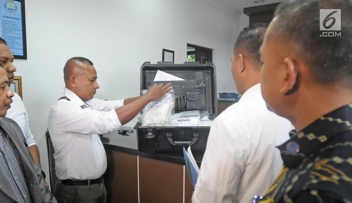Petugas kepolisian Negara Republik Demokratik Timor Leste (RDTL) menyerahkan sampel prekursor ke Laboratorium Narkotik BNN di Jakarta, Jumat (9/2). Prekursor ini diduga merupakan bahan baku pil PCC. (Liputan6.com/Herman Zakharia)