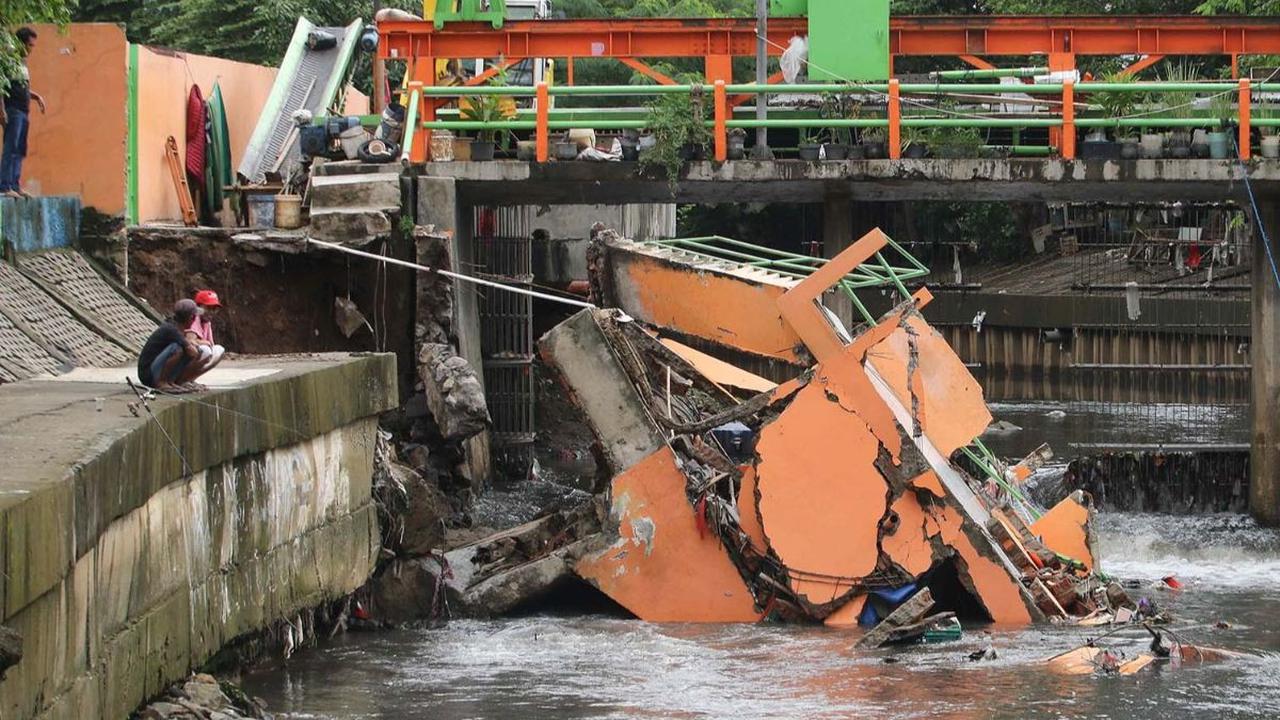 Kondisi bangunan pos pantau Pintu Air Palmerah yang roboh dan ambruk ke sungai di&nbsp;Palmerah, Jakarta, Selasa (6/2/2024). Insiden robohnya pos pantau Pintu Air Palmerah itu terjadi pada Senin kemarin sekitar pukul 14.30 Wib.&nbsp;Foto: Liputan6.com/Her