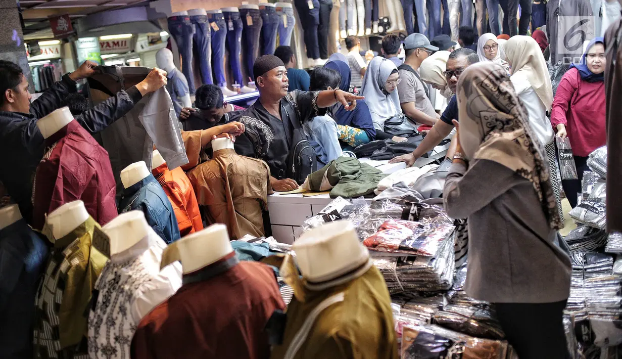 Sejumlah pengunjung saat mencari busana muslim di Pasar Tanah Abang Blok A, Jakarta, Minggu (5/5/2019). Warga Jakarta dan sekitarnya sudah mulai memadati kawasan tersebut untuk berbelanja perlengkapan dan kebutuhan menyambut bulan Ramadan. (Liputan6.com/Faizal Fanani)
