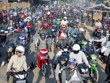 Sepeda motor berjenis cub atau motor bebek masih mendominasi jalur arteri kala mudik lebaran. (Source: pegipegi.com)