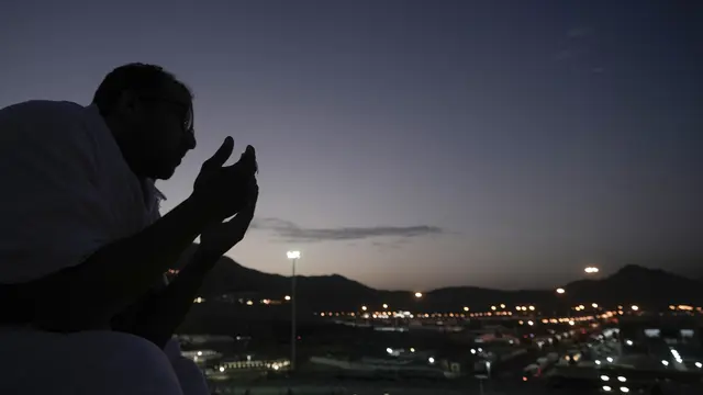 jemaah haji panjatkan doa di Jabal Rahmah