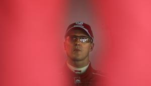 Pembalap Ferrari, Michael Schumacher terlihat di pit Sirkuit Monaco pada sesi latihan bebas kedua Formula 1 GP Monaco pada 19 Mei 2005. (AFP/Damien Meyer)