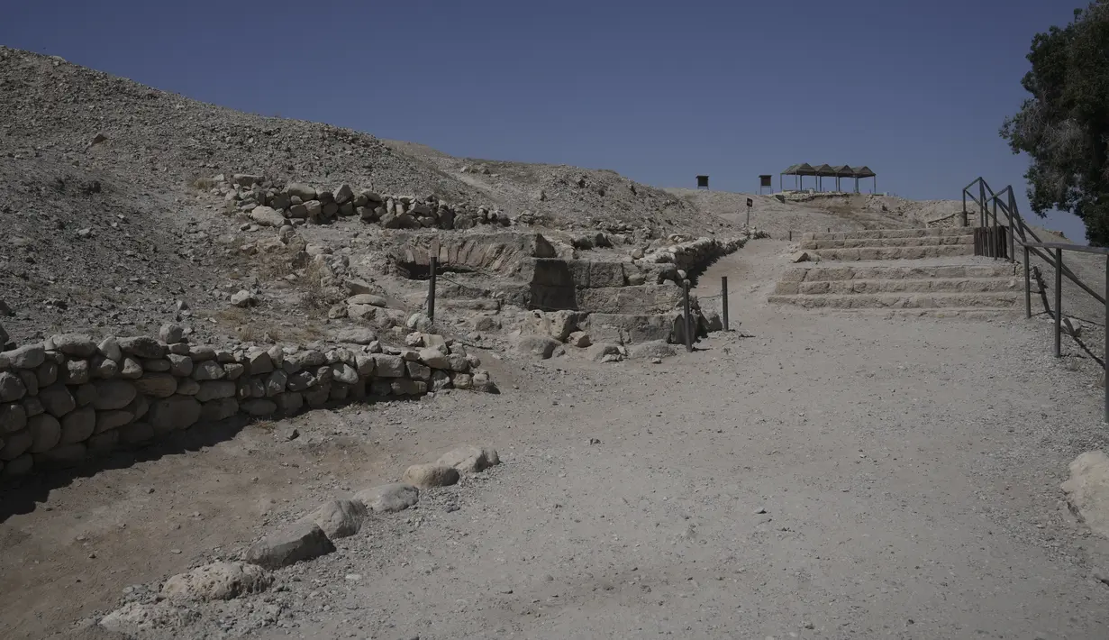 Situs arkeologi Tell es-Sultan di dekat Jericho, Tepi Barat terlihat pada Minggu, 17 September 2023. (AP Photo/Mahmoud Illean)