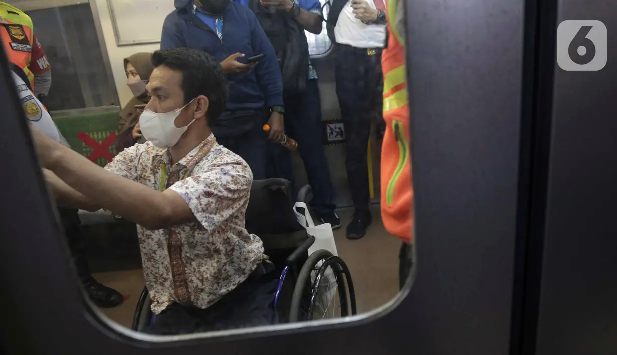 Penyandang disabilitas naik kereta di Stasiun Jatinegara, Jakarta, Jumat (3/12/2021). KAI Commuter berupaya memperbaiki layanan perkeretaapian, termasuk meningkatkan aksesibilitas di kereta dan stasiun. (Liputan6.com/Faizal Fanani)