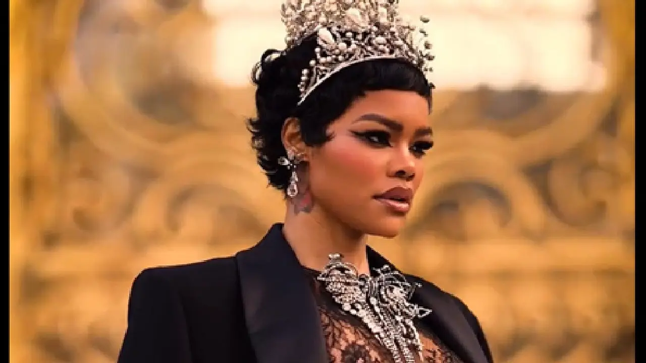 Teyana Taylor Tampil Nyaris Telanjang di Paris Fashion Week 2026, Pakai Replika Mahkota Louvre yang Hilang