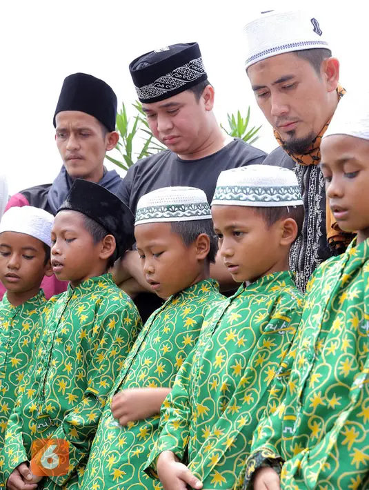 "Memang kan besok kita akan menyambut bulan ramadan, bulan yang penuh suci dan justru itu bang Billy menghadirkan anak-anak yatim ini semata-mata ingin mendoakan almarhum semoga almarhum dikasih yang terbaik," ujar Billy.  (Deki Prayoga/Bintang.com)