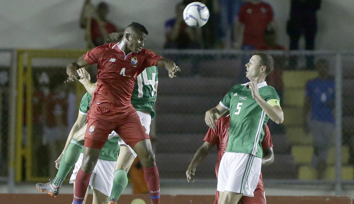 Pemain Panama, Fidel Escobar (kiri) menghalau bola dari kejaran pemain Irlandia Utara, Jonathan Evans pada laga uji coba di Panama City, (29/5/2018). Panama dan Irlandia Utara bermain imbang 0-0. (AP/Arnulfo Franco)
