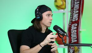 Bek asal Amerika Serikat saat menjalani wawancara di program Bola Break di Studio Bola.com, Gondangdia, Jakarta Pusat, Senin (4/5/2026). (Bola.com/Abdul Aziz)